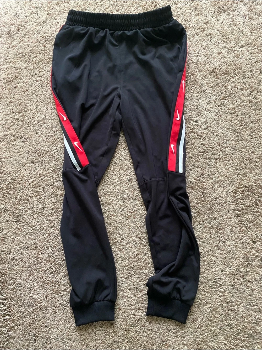 Like brand new—comfy and sharp looking Nike joggers size L
